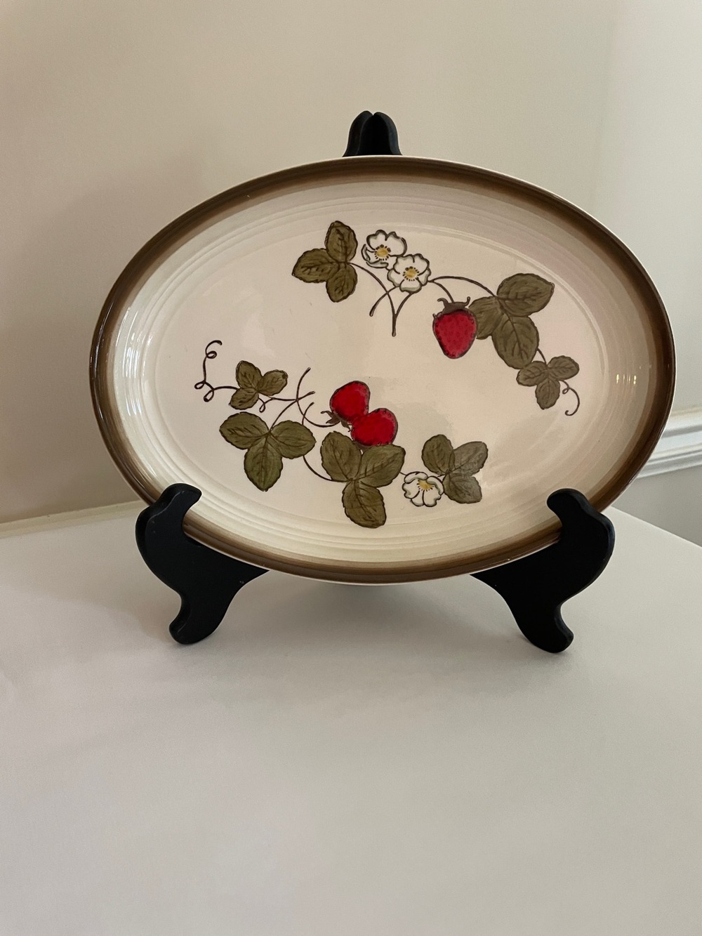 Poppy Trail Metlox Strawberry-Accent Ceramic Serving Platter - Cream and Brown